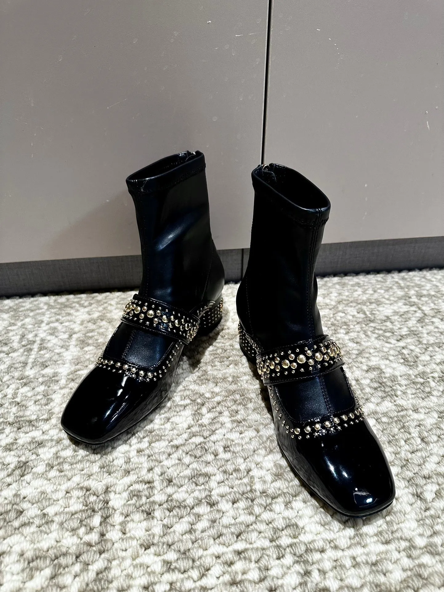 👟👟Ex-factory price 560👟👟 Women's genuine leather outsole, Dior 2024 series new product, this C'est Dior stretch boots show a striking and fashionable style. Carefully crafted, the rivet decoration on the upper shows style and the details add a touch of elegance. The lightweight two-tone Dior sole offers exceptional comfort and sporty appeal. Can add a stylish touch to any casual look. 35-40